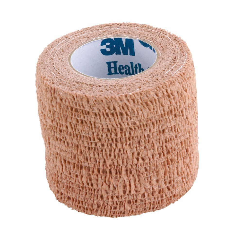 Een rol Nexcare Athletic Wrap beige, op witte achtergrond.