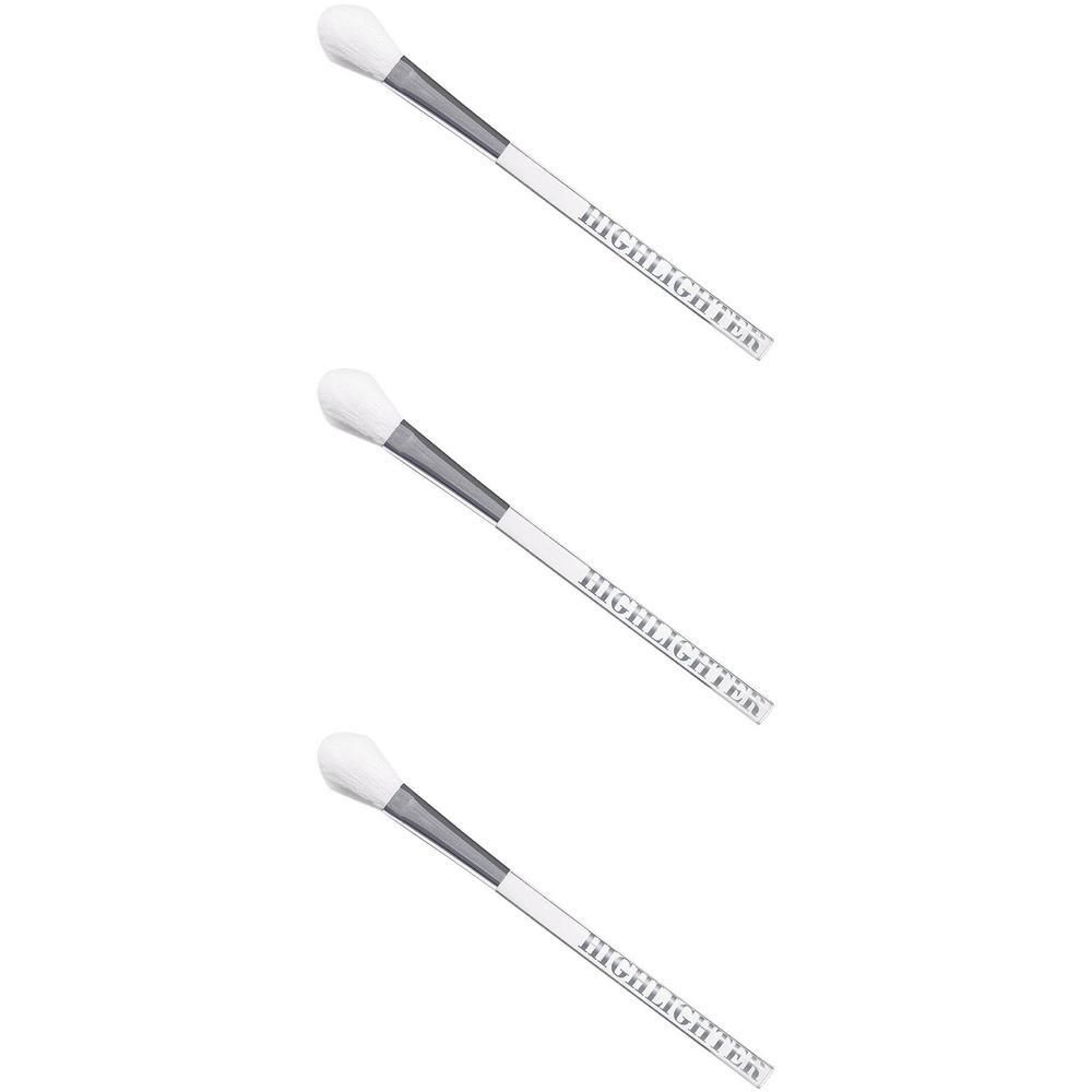 Drie highlighter kwasten met witte steel en zilveren applicator. Op de stelen staat 'HIGHLIGHTER'.