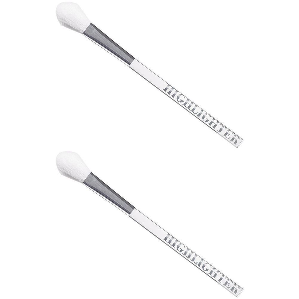 Twee highlighter kwasten met witte borstelkop en zilveren handvat. Op de witte steel staat 'HIGHLIGHTER'.