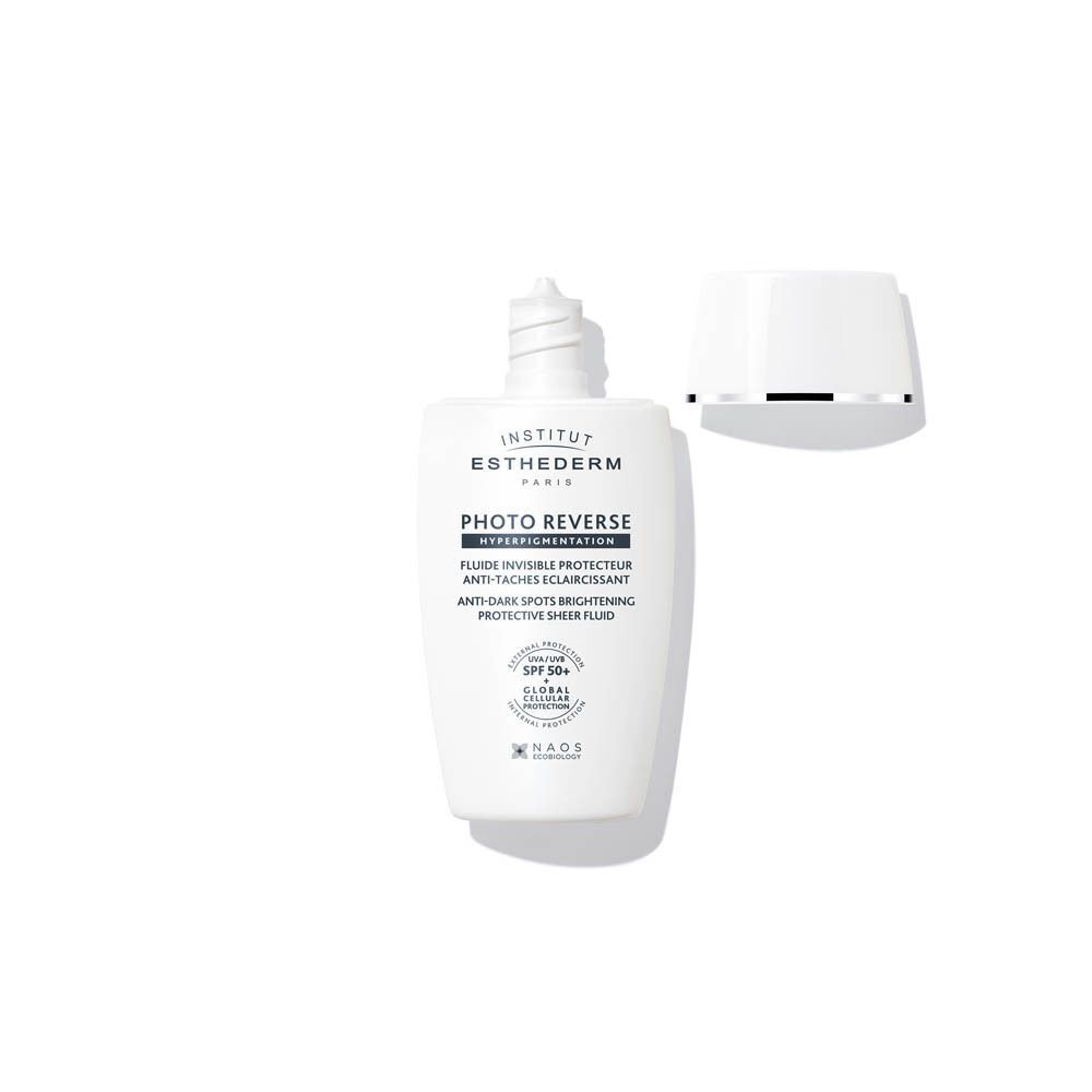 Flacon blanc Institut Esthederm Photo Reverse avec bouchon ouvert, protection solaire SPF 50+.