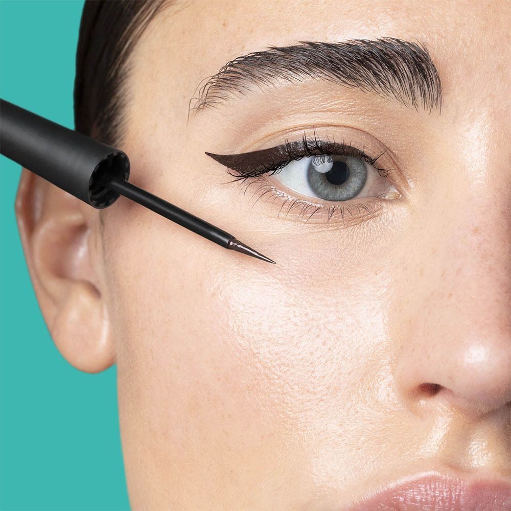 Close-up van een oog opgemaakt met Collistar Impeccabile Eye Liner Bruin.