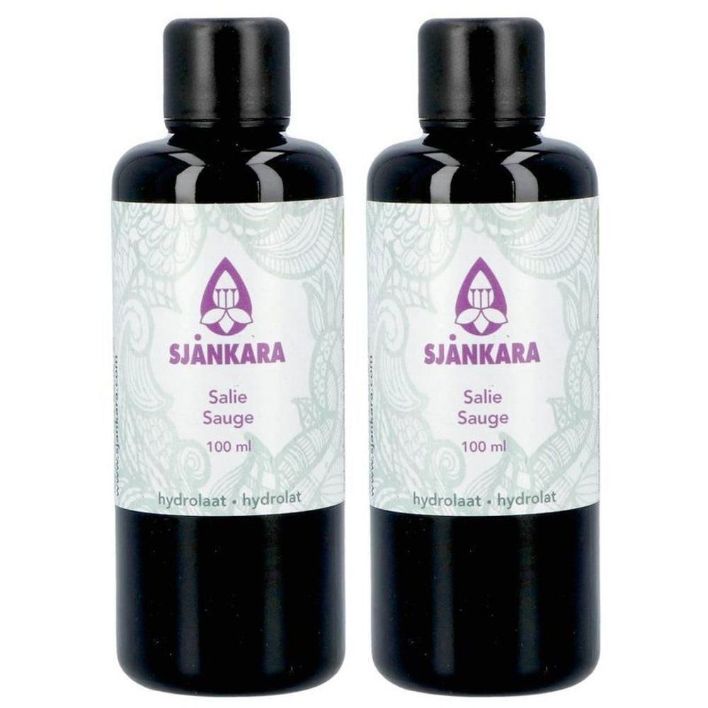 Twee donkere flessen Sjankara biologische salie hydrolaat, elk 100 ml.