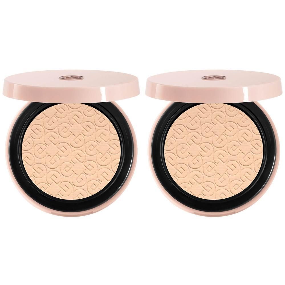 Twee geopende compactpoederdoosjes met lichtbeige poeder en reliëfpatroon.