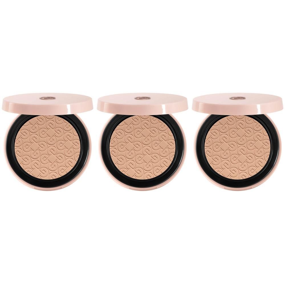 Trois poudriers compacts ouverts, poudre beige clair avec motif en relief.
