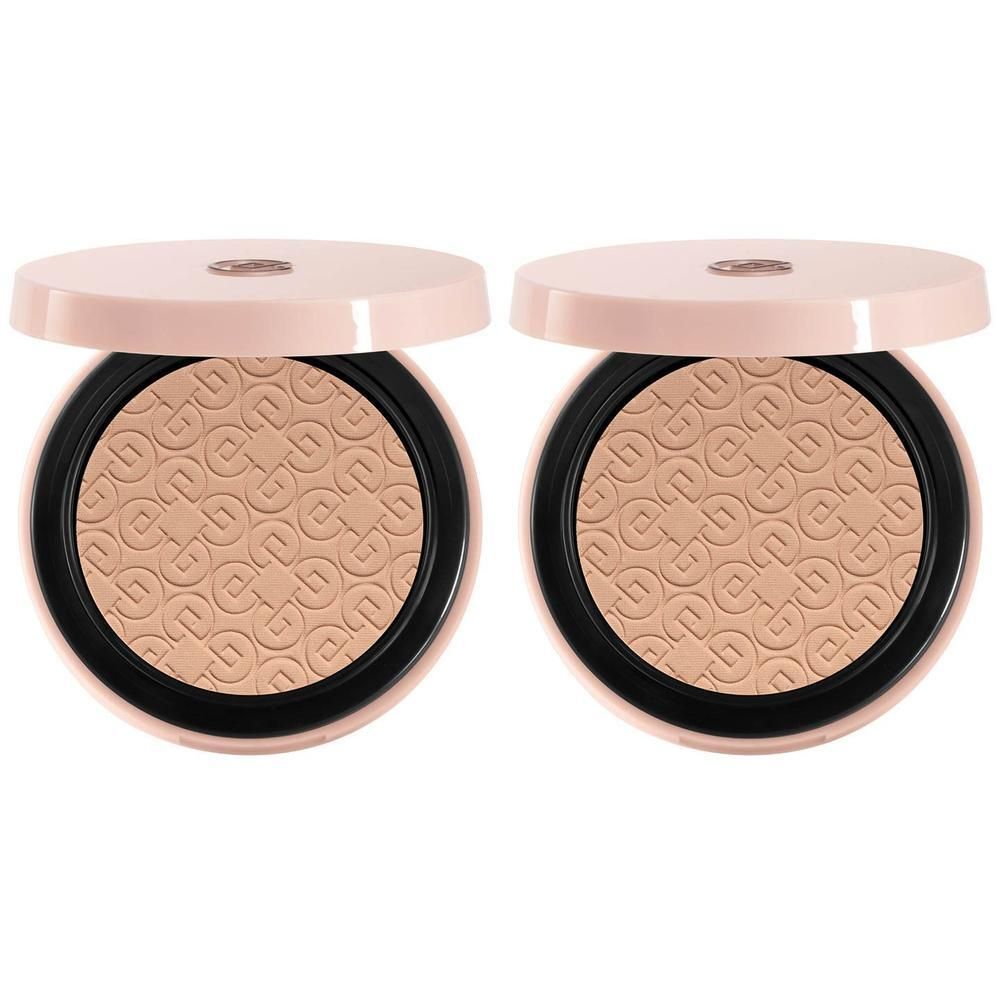 Twee open compactpoederdoosjes met beige poeder en reliëfpatroon.