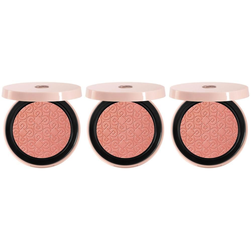 Trois boîtiers ouverts de blush rose avec motif en relief.