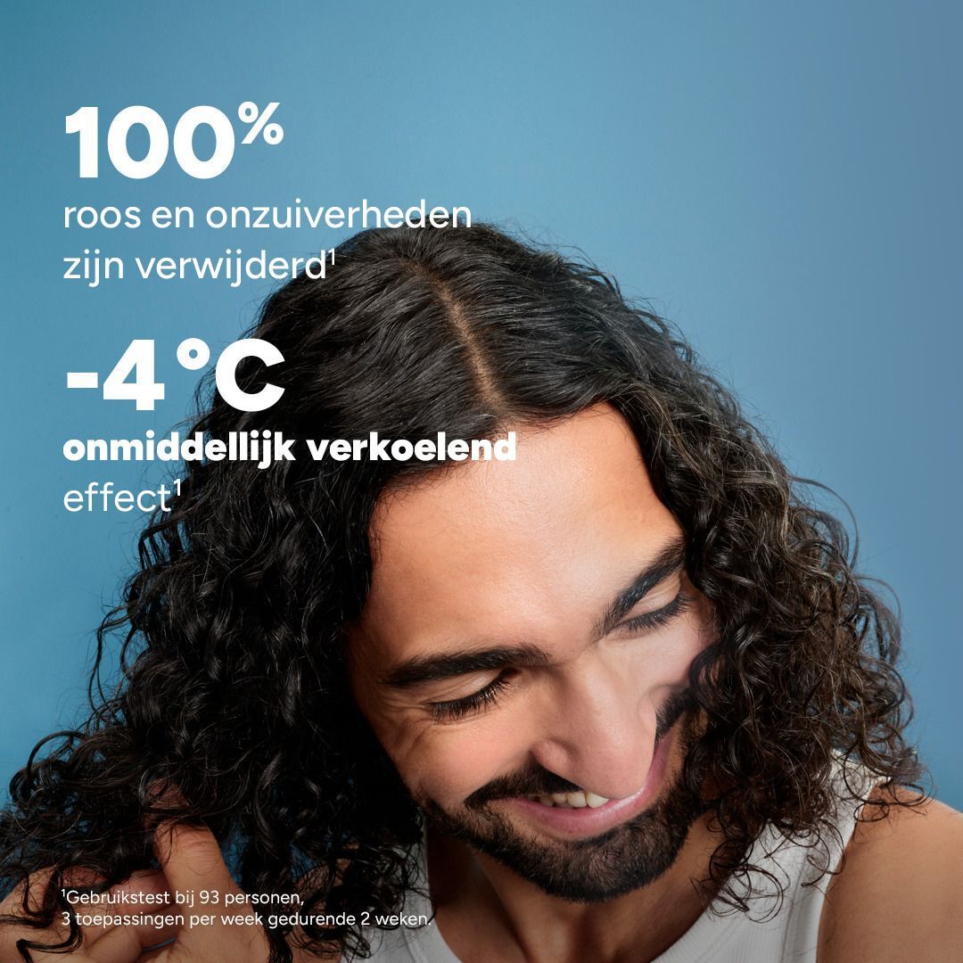 Ducray Kelual Squanorm shampoo naast reageerbuizen en een bekerglas met blauwe vloeistof.