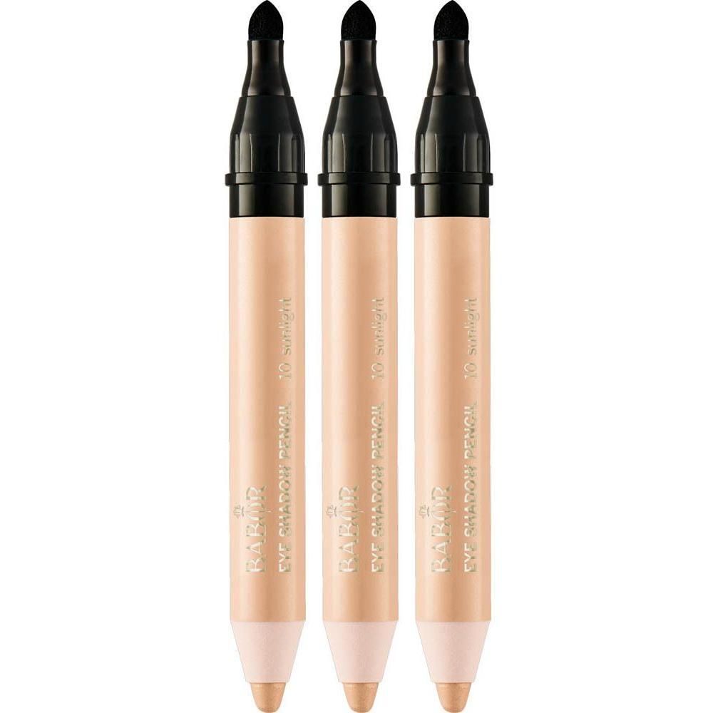 Trois crayons Babor Eye Shadow Pencil beige clair avec capuchons noirs.