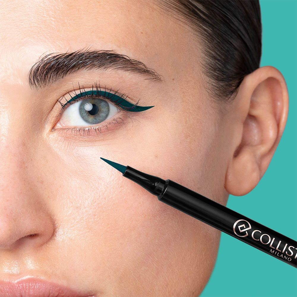 Femme avec eye-liner vert, tenant un eye-liner noir.