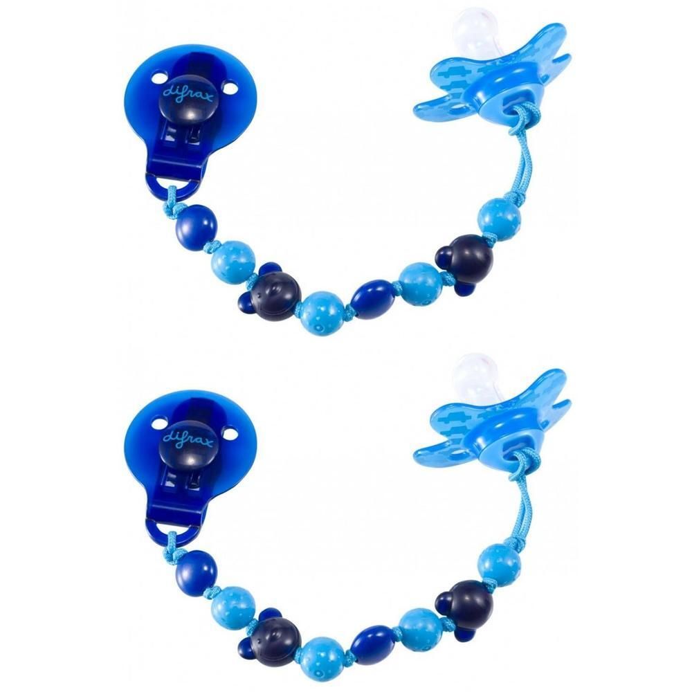 Twee blauwe fopspeenkoorden met vliegtuig- en berenmotieven. Elk koord heeft een clip en kralen in verschillende blauwtinten.