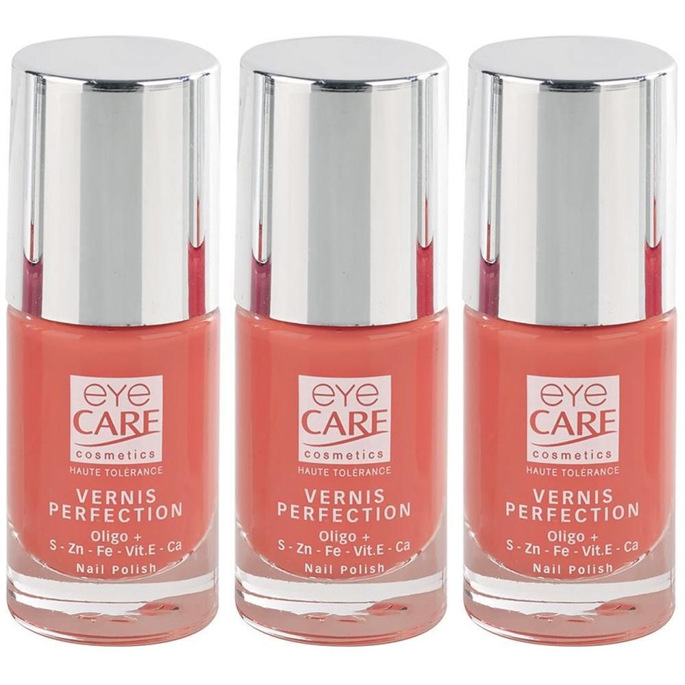 Trois flacons de vernis à ongles "Vernis Perfection" corail avec capuchons argentés. "Eye Care Cosmetics" est visible.