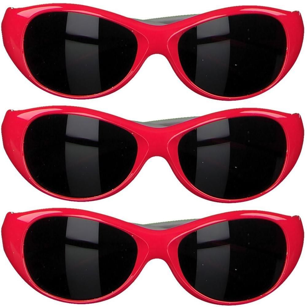 Trois paires de lunettes de soleil rouges avec verres noirs, côte à côte sur fond blanc.