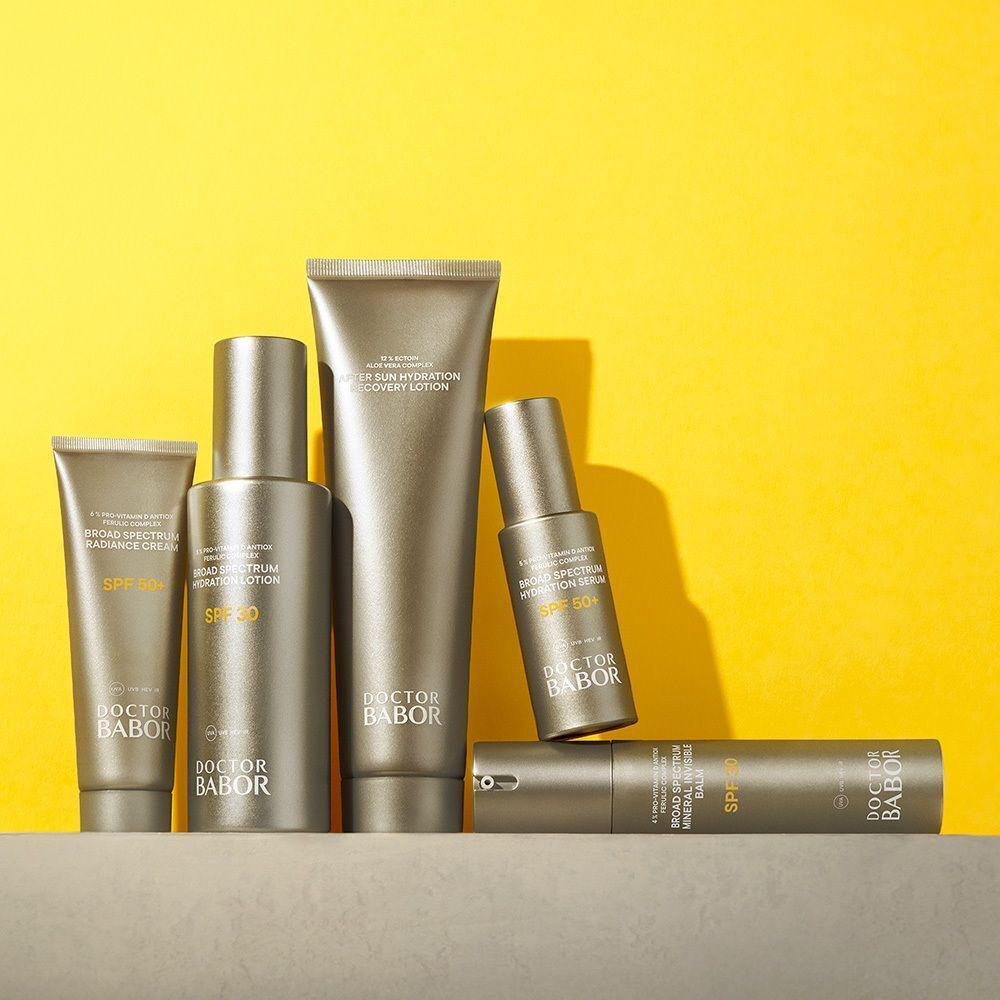 Cinq produits de soin Babor argentés, incluant lotions et crèmes SPF.