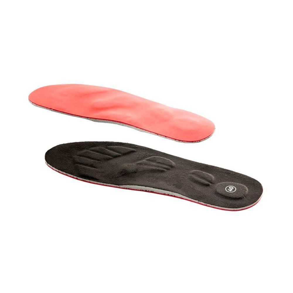 Deux semelles intérieures, une rouge, l'autre noire avec rembourrage et indication de taille.