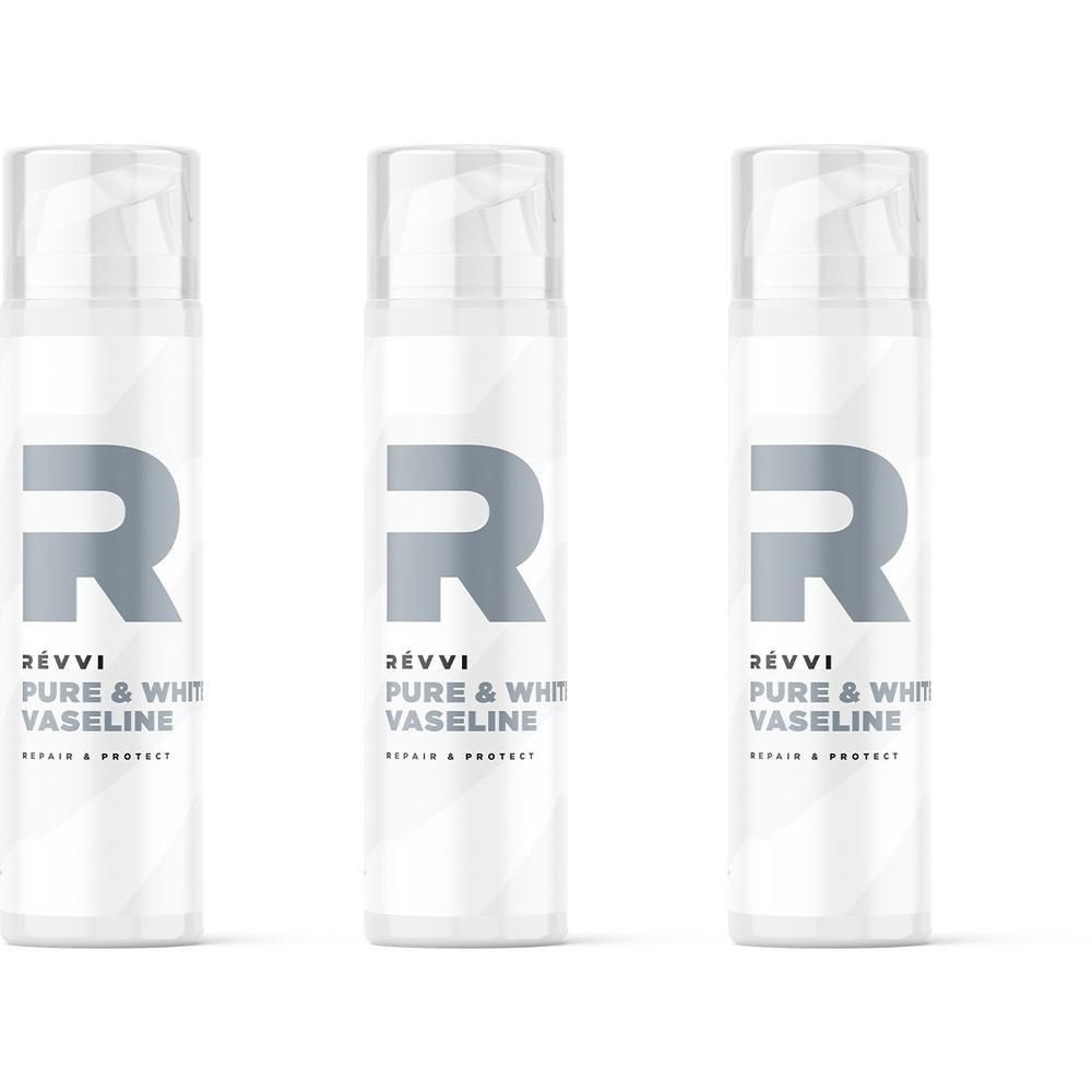 Drie witte flacons RÉVVI Pure & White Vaseline met zilveren R-logo.