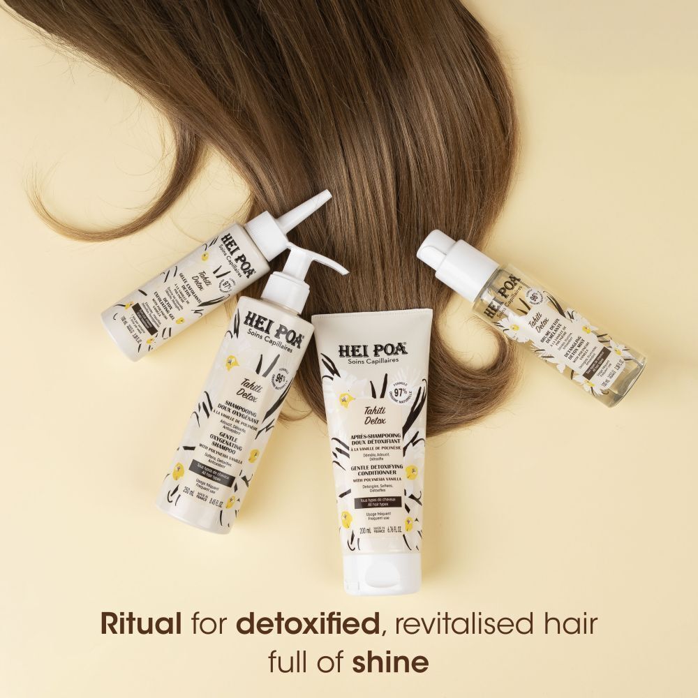 Plusieurs produits Hei Poa Tahiti Detox disposés sur de longs cheveux brillants.