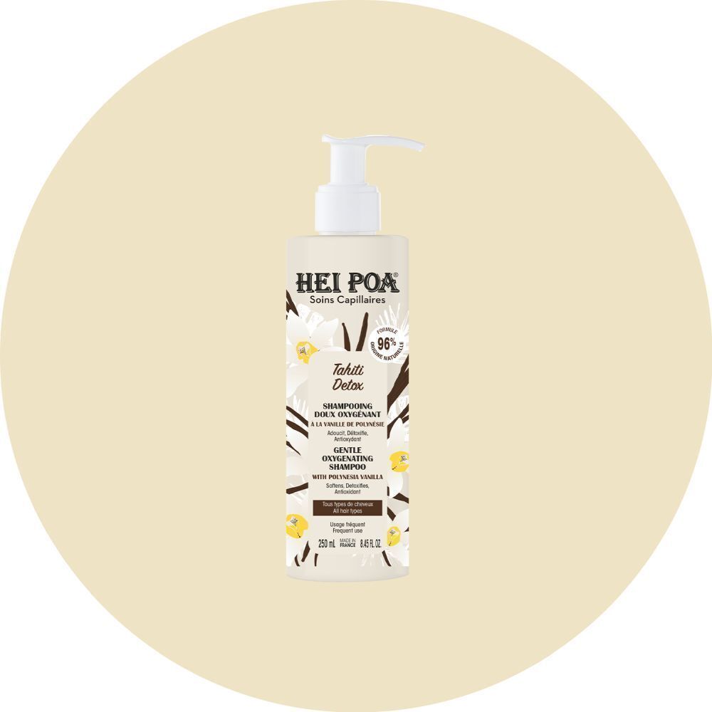 Een fles Hei Poa Tahiti Detox shampoo met vanillemotief op lichte achtergrond.