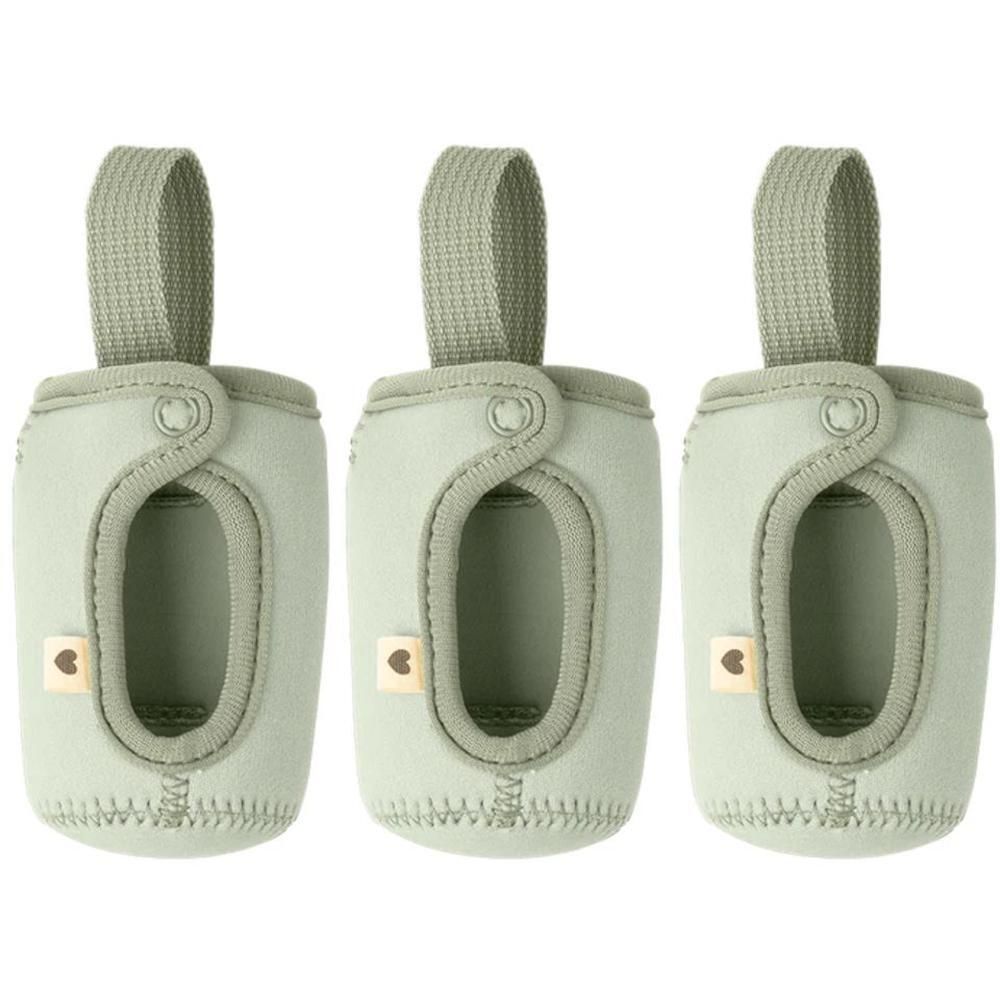 Trois porte-biberons vert pâle avec boucle et fermeture à pression. Petite application en forme de cœur.