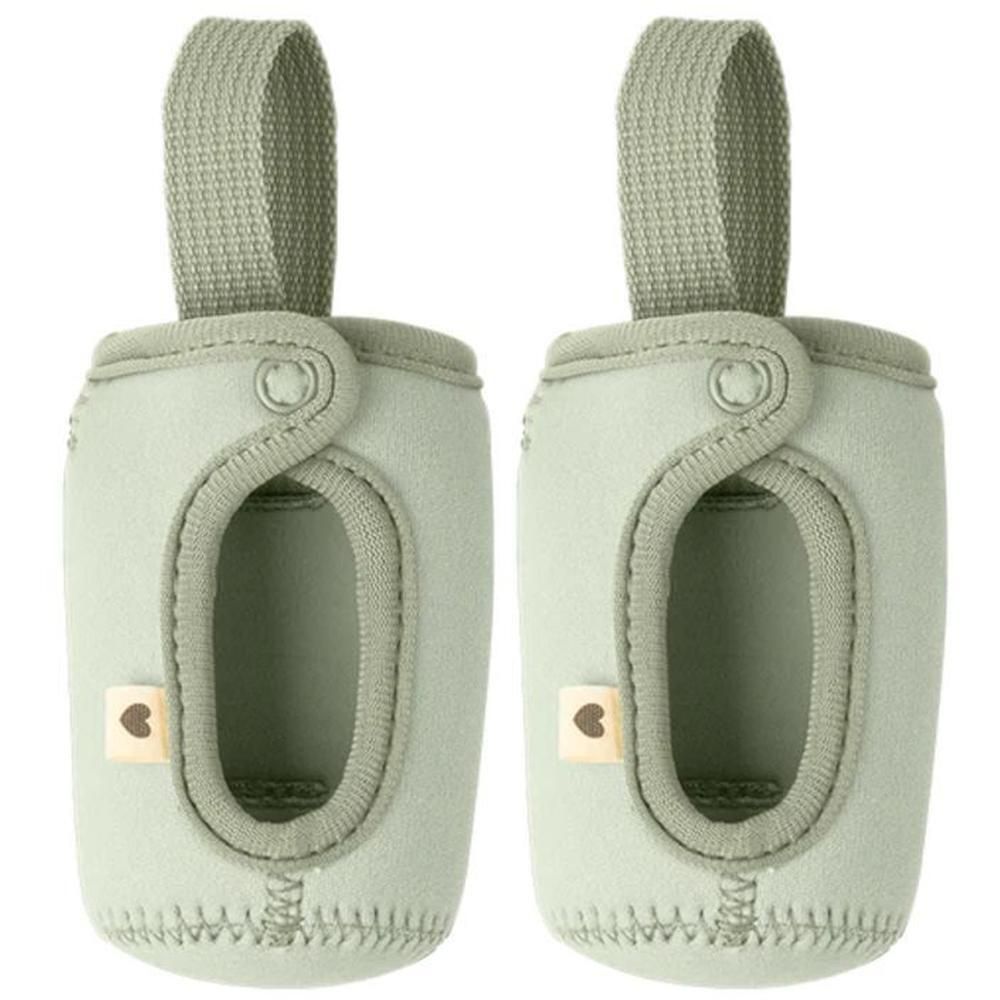 Deux porte-biberons vert pâle avec boucle et fermeture à bouton-pression. Petite application en forme de cœur.