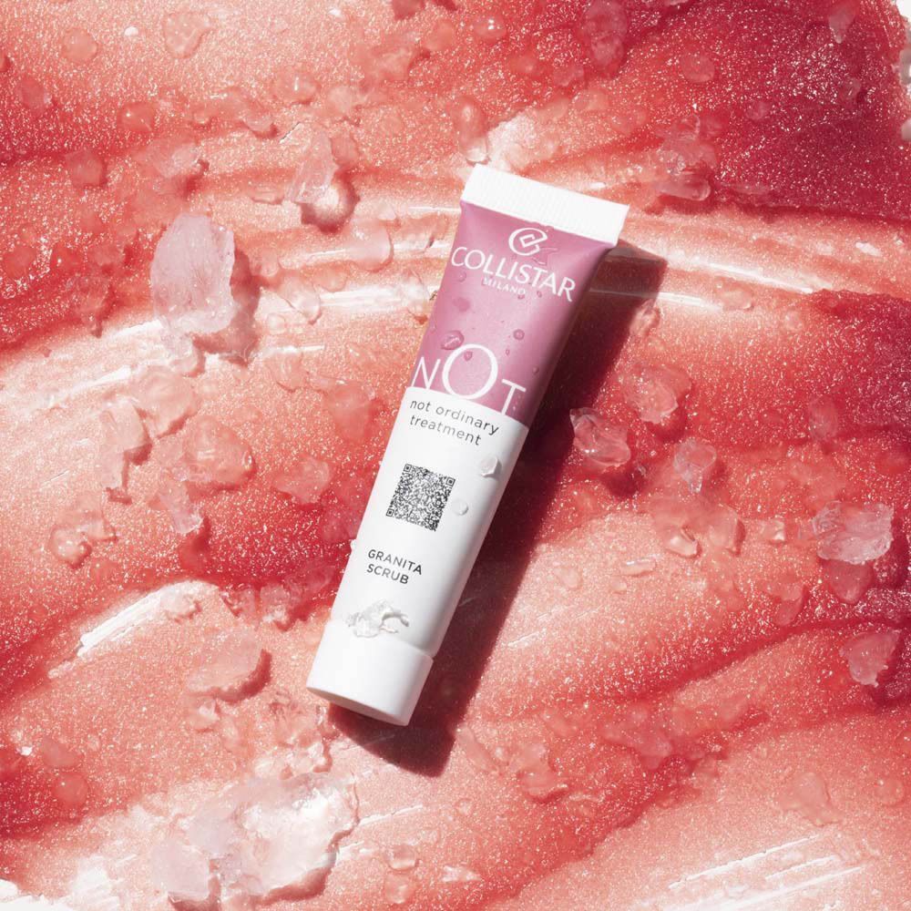 Un tube de Collistar Granita Scrub sur une texture granité rose.