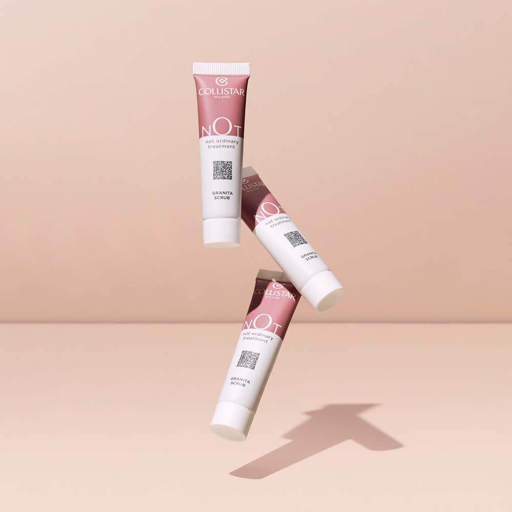 Trois tubes de Collistar Granita Scrub flottant sur fond rose pâle.