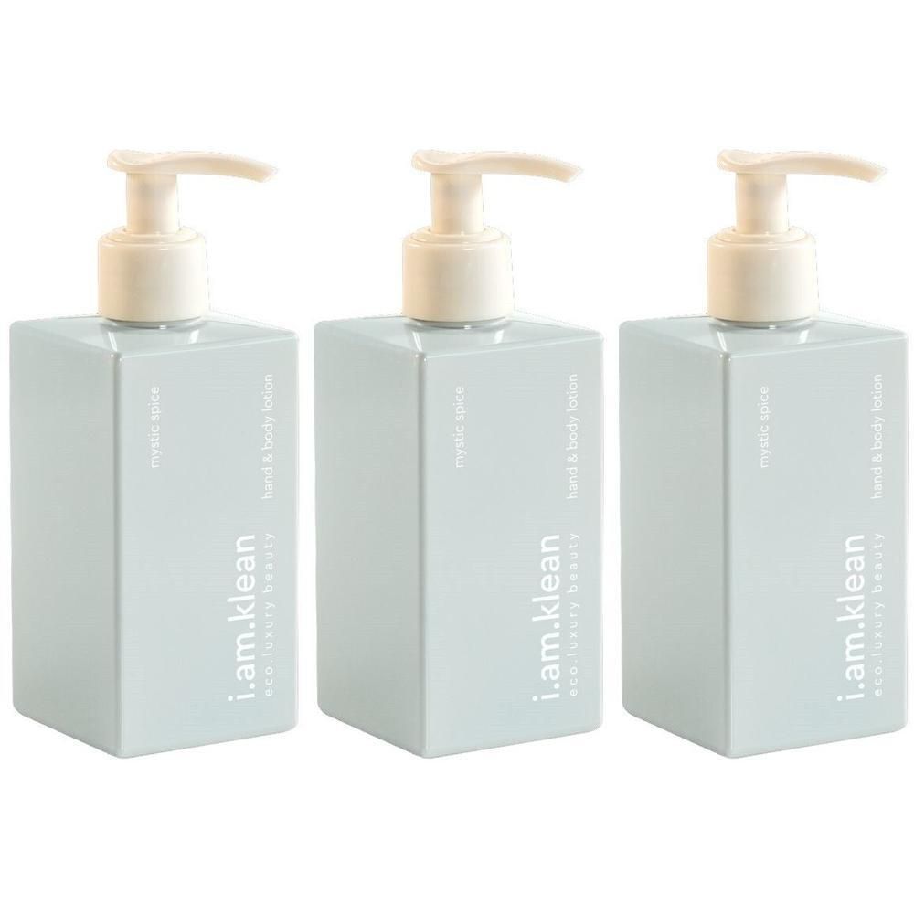 Drie lichtblauwe lotionflessen met pompdispensers, gelabeld 'i.am.klean'.