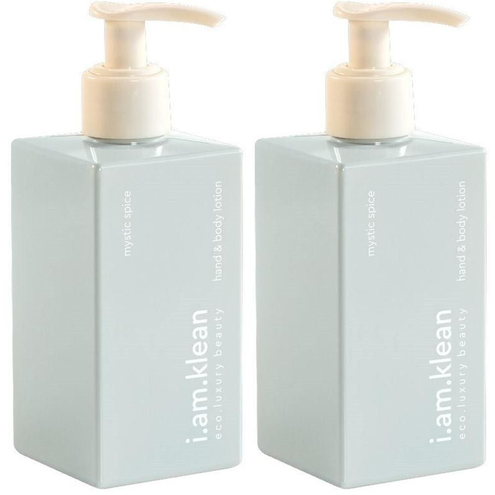 Twee rechthoekige lotionflessen met pompdispensers. Lichtblauw, met witte belettering.