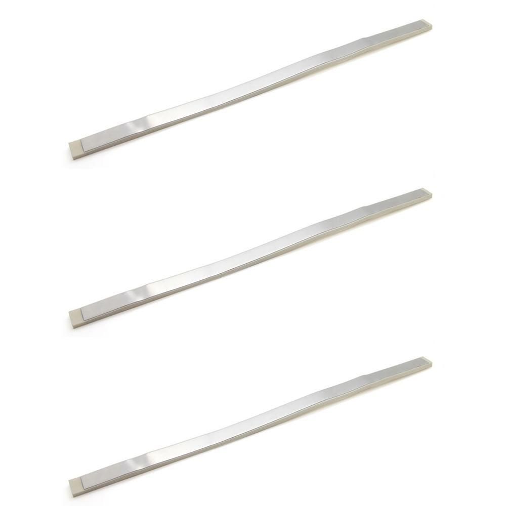 Drie smalle, zilverkleurige metalen staven met lichte uiteinden, diagonaal geplaatst.