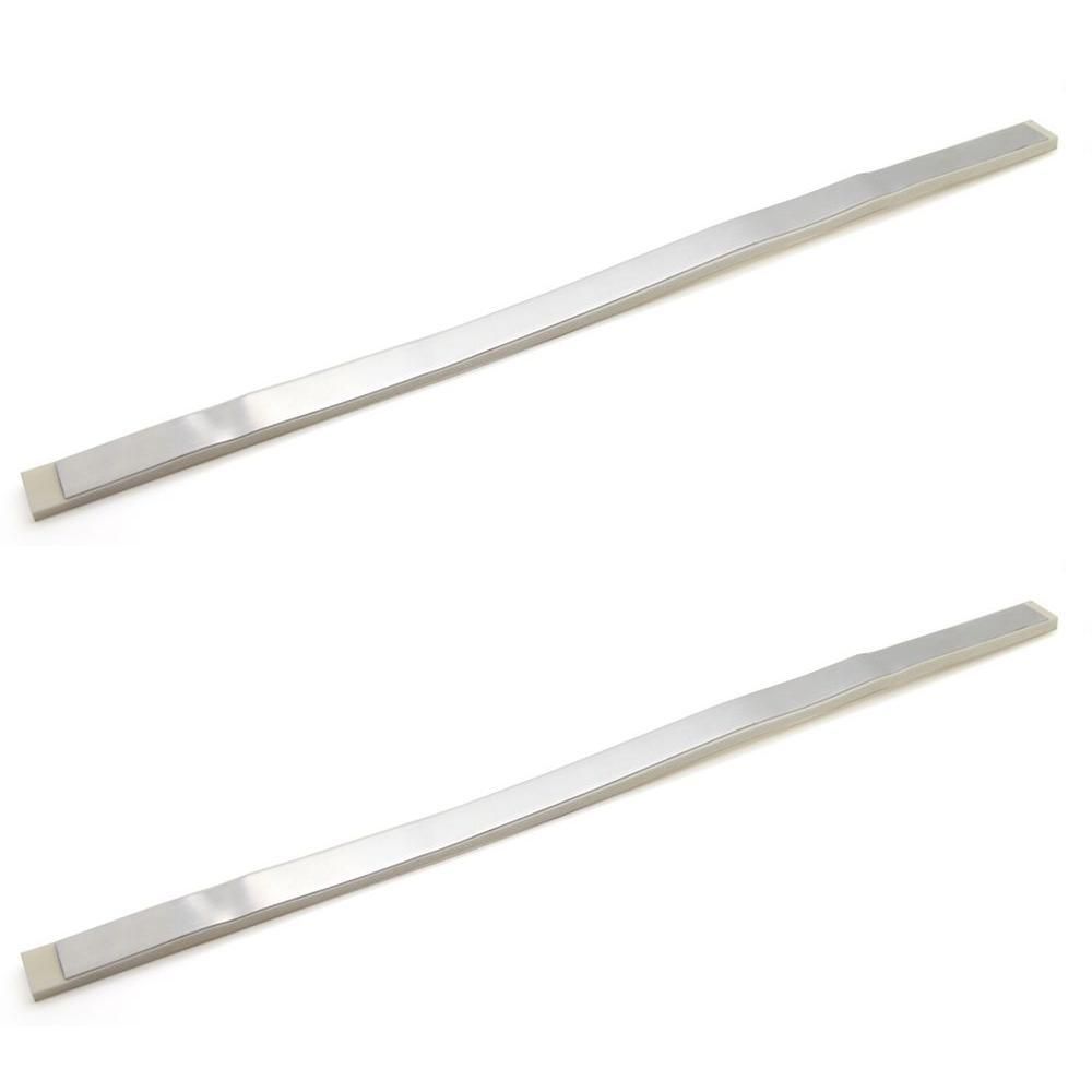 Twee smalle, zilverkleurige metalen strips met lichtbeige eindkapjes, op witte achtergrond.