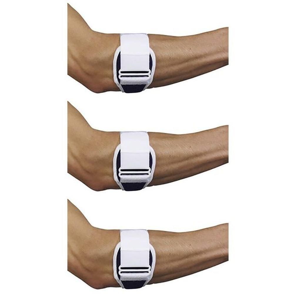 Drie witte onderarmbanden met zwarte klittenbandsluiting, gedragen op drie verschillende armen.