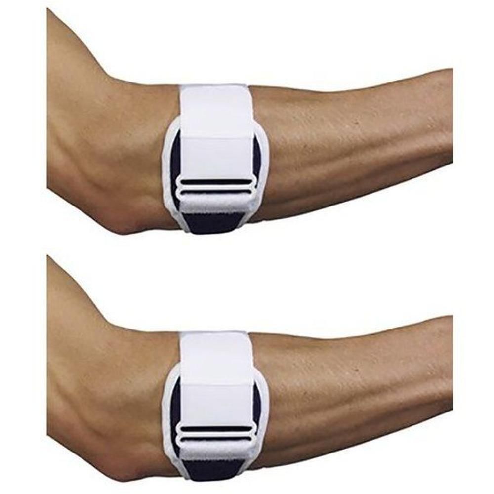 Twee witte elleboogbandjes met klittenbandsluiting, gedragen op twee armen.