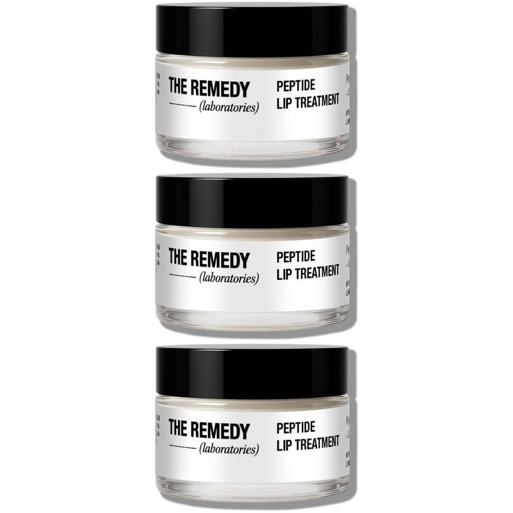 Trois pots de baume à lèvres 'The Remedy Peptide Lip Treatment' avec couvercles noirs.