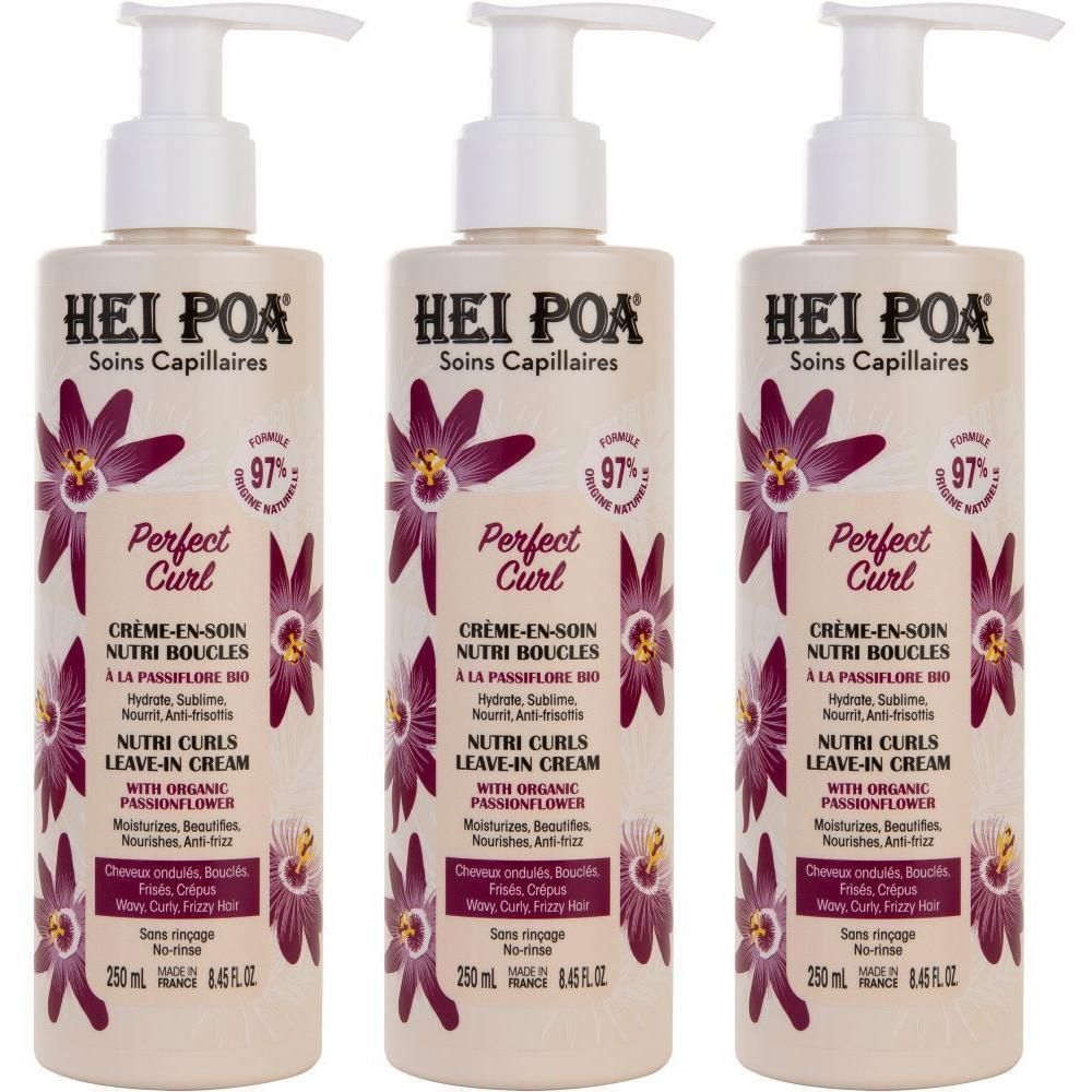 Drie flessen Hei Poa Perfect Curl Leave-in crème met pompdoseerders. Beige flessen met paars bloemenpatroon en productinformatie.