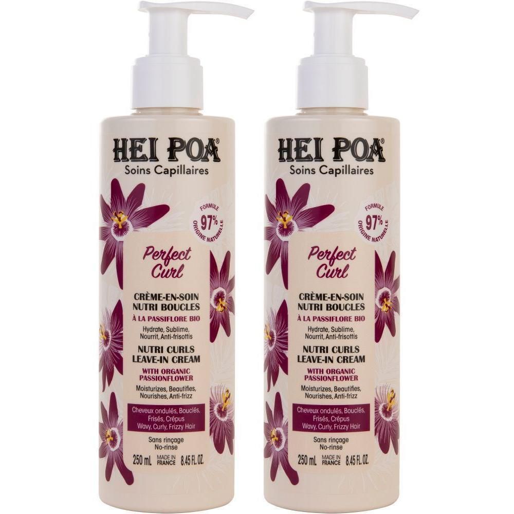 Twee flessen Hei Poa Perfect Curl Leave-in crème met pompdosering. Beige flessen met paars bloemenpatroon.