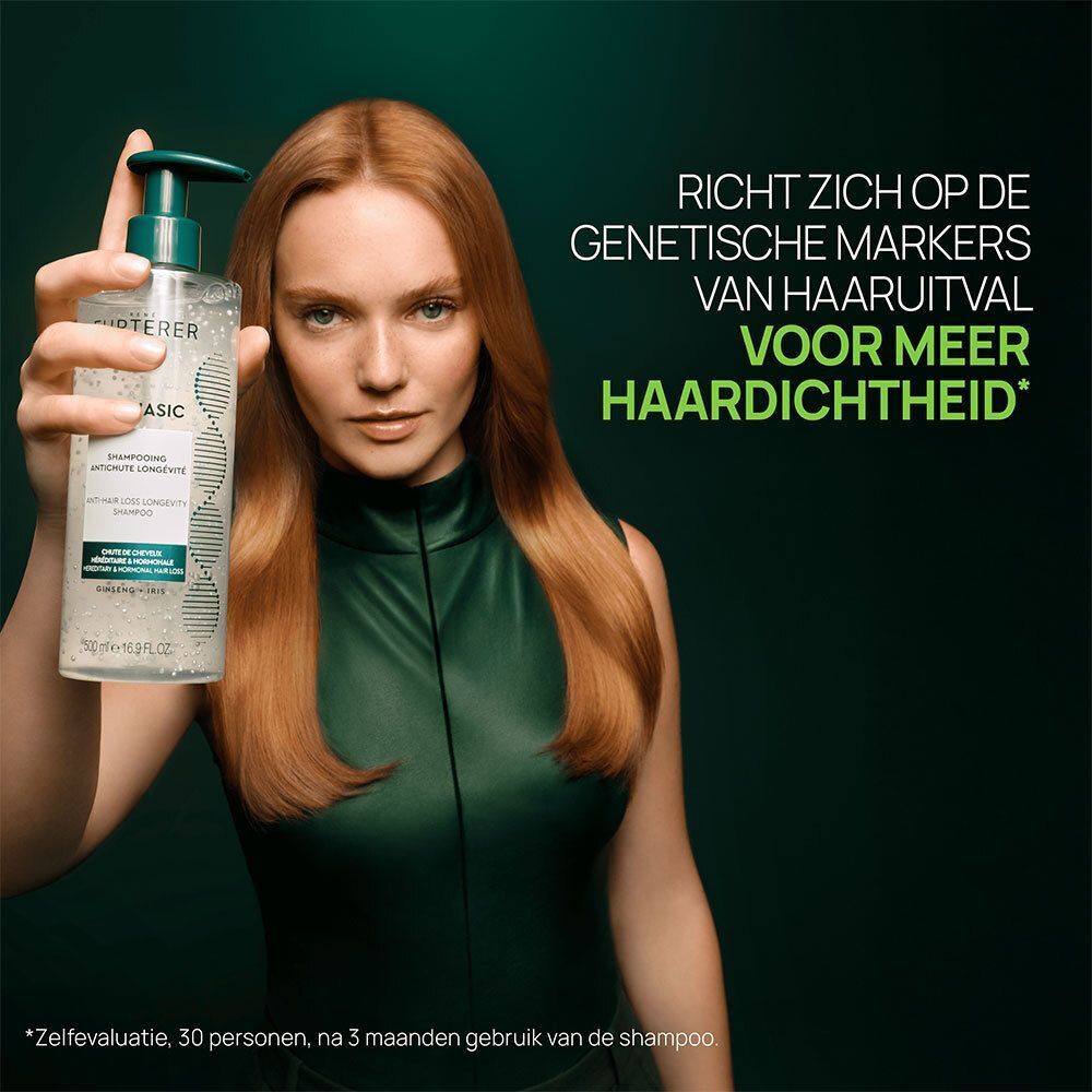 Een vrouw houdt een fles René Furterer Triphasic Shampooing vast, tekst over genetische markers.