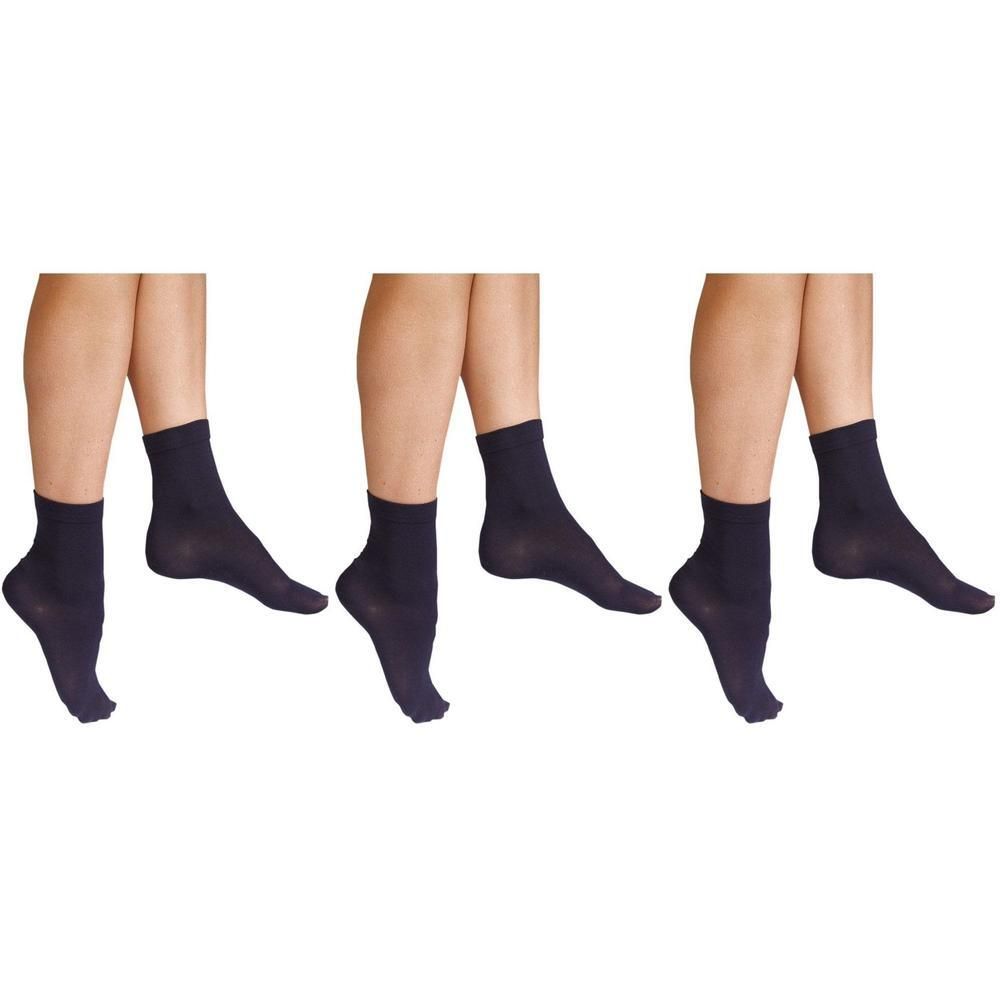 Drie vrouwenbenen dragen korte, donkerblauwe sokken.