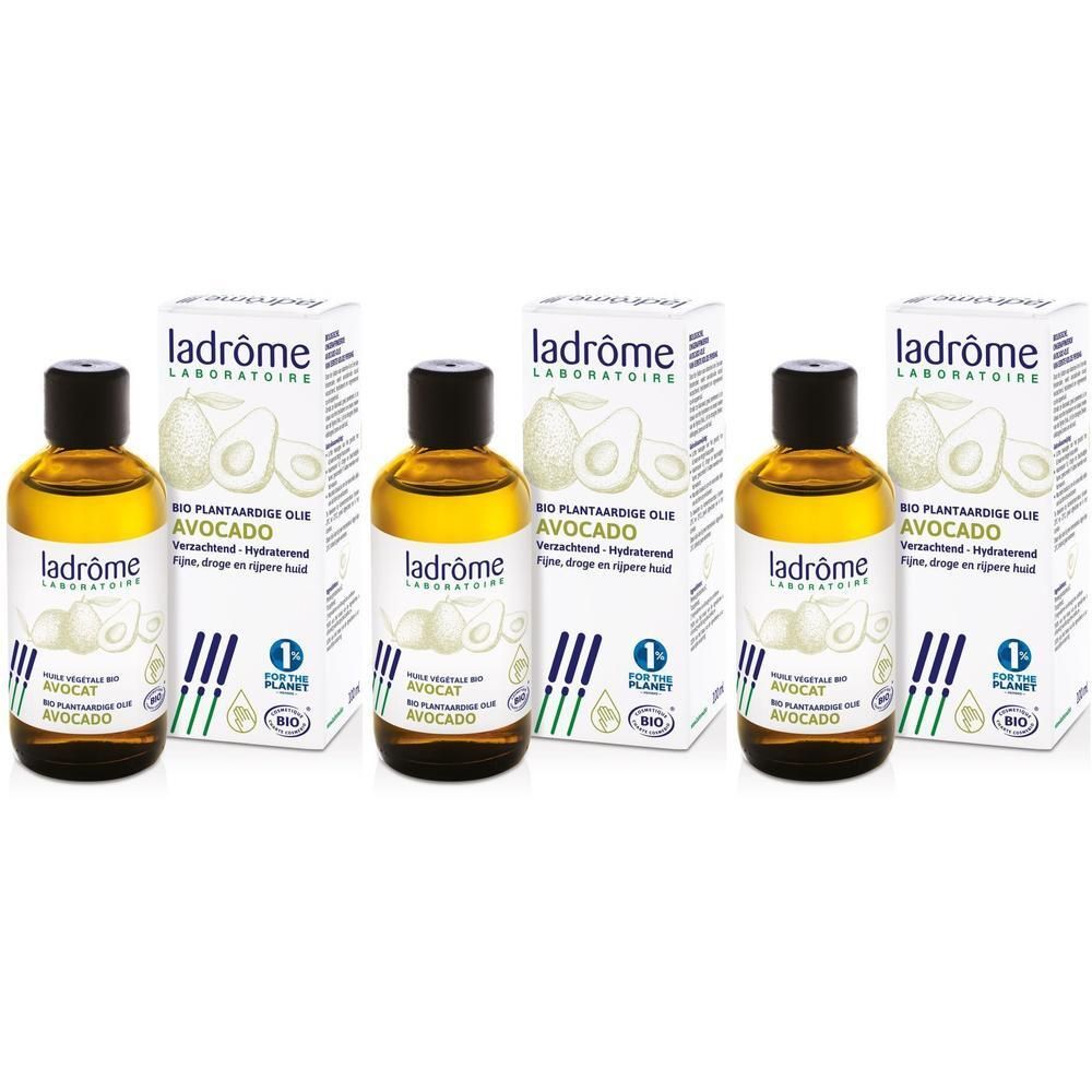 Drie flessen Ladrôme biologische avocadolie met verpakking. Heldere vloeistof in bruine glazen flesjes met zwarte dop.