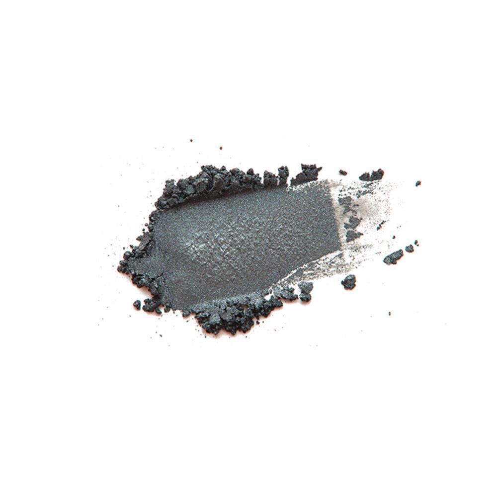 Een swatch oogschaduw in donkergrijs met een losse poedertextuur.