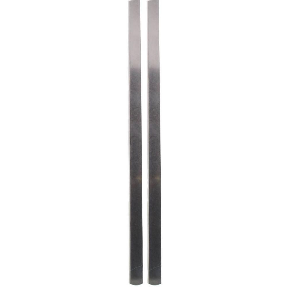Twee smalle, rechthoekige aluminium rails.