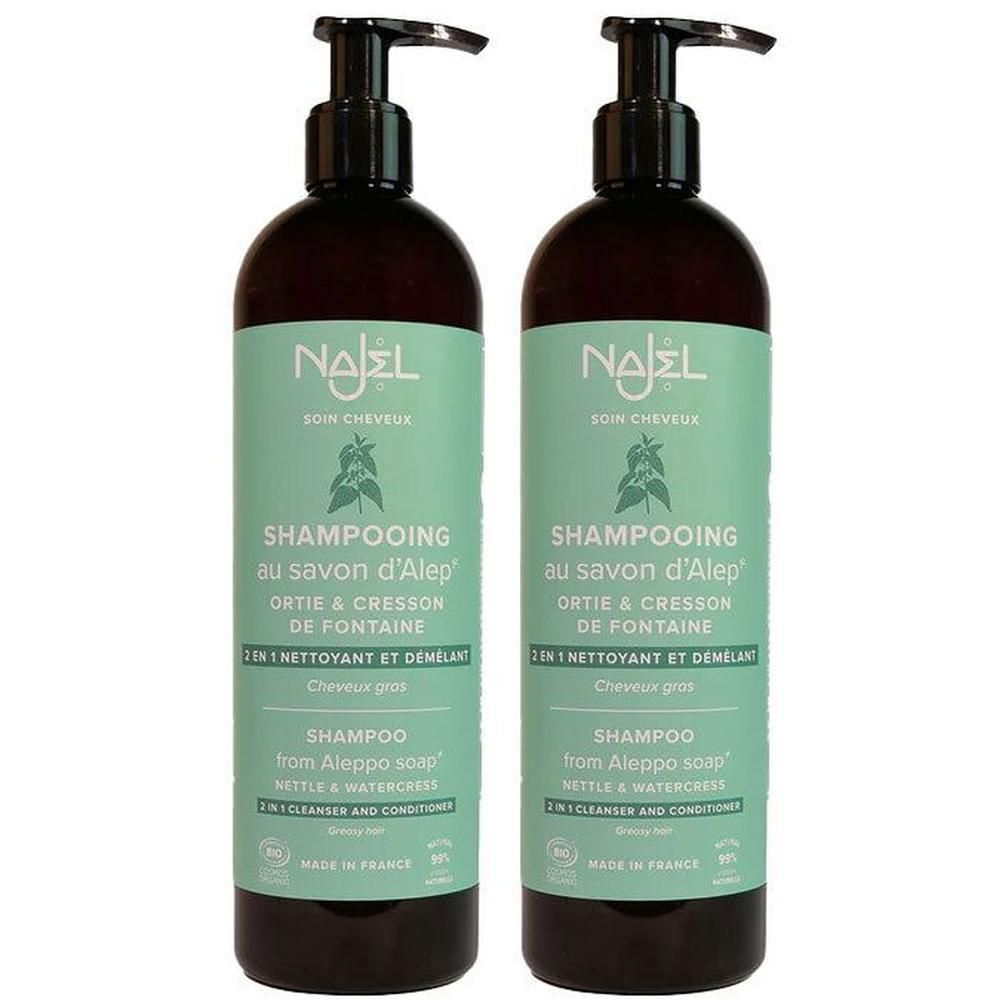 Deux bouteilles de shampoing Najel avec pompes. Étiquettes vertes avec informations produit et illustrations végétales.