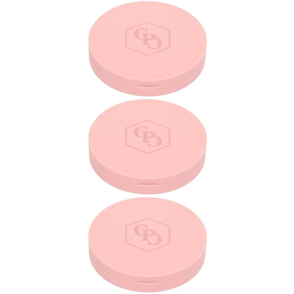 Drie ronde, gesloten, lichtroze poederdoosjes met een zeshoekig logo op het deksel.