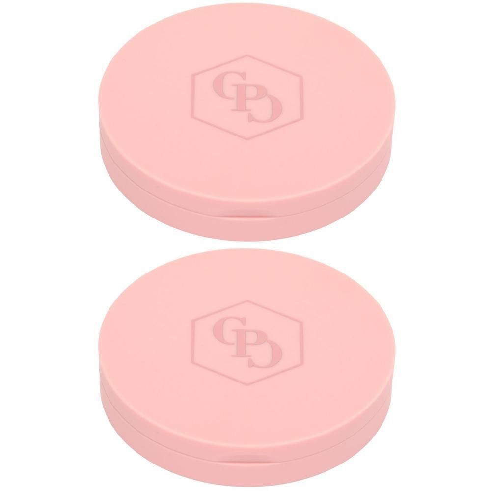 Twee gesloten, ronde, roze poederdoosjes met een hexagonaal logo.