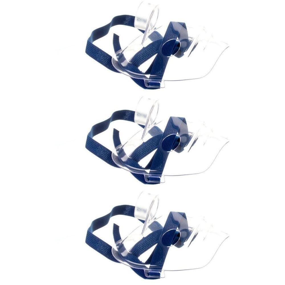 Drie transparante aerosolmaskers voor kinderen met blauwe bandjes.