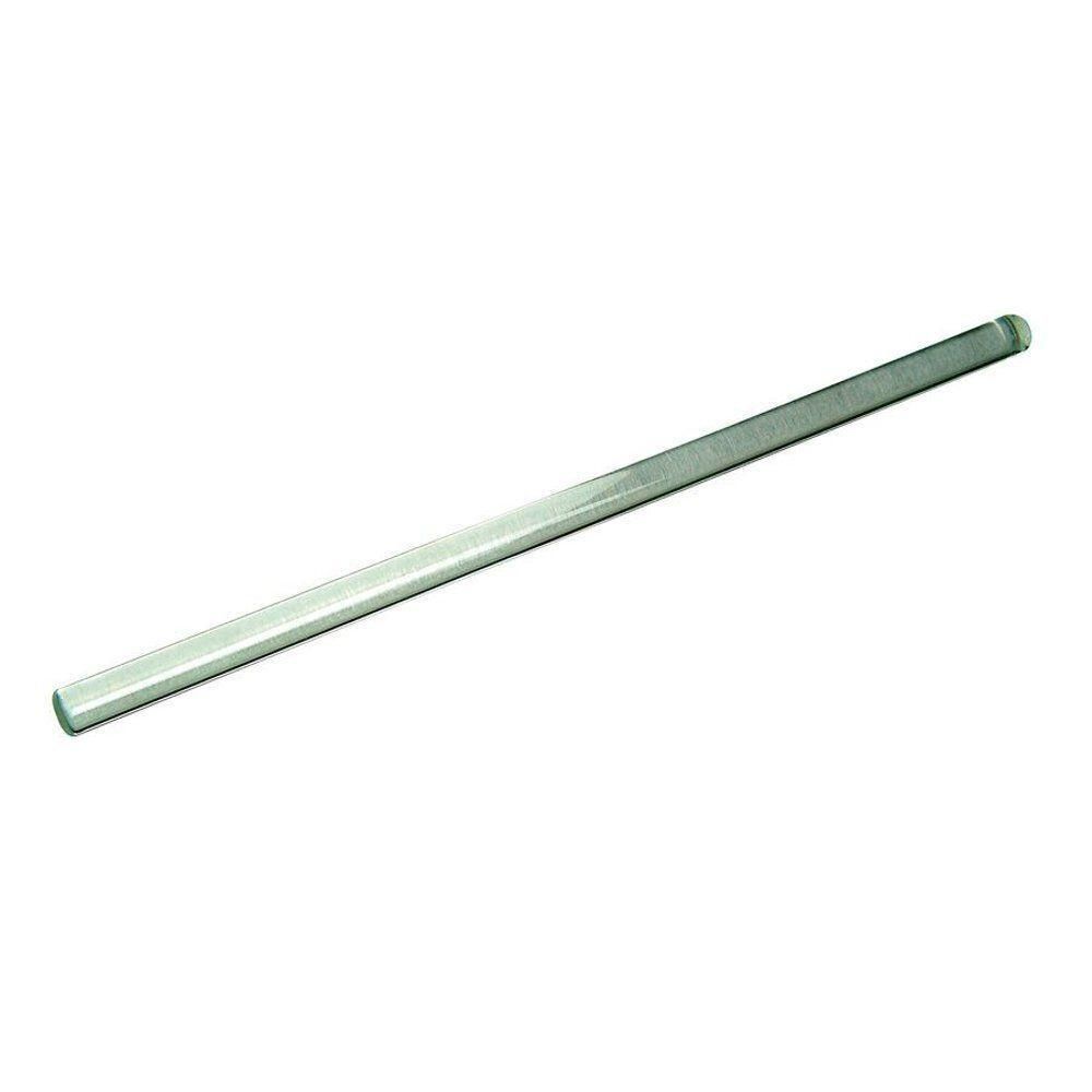 Une longue tige étroite en verre aux extrémités arrondies.