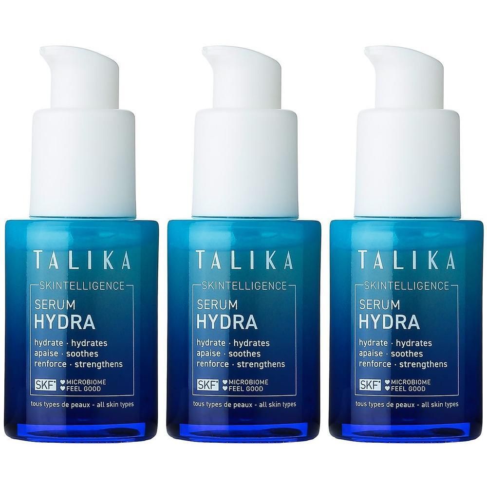 Drie flacons TALIKA Skintelligence Hydra Serum met pompdoseringen.