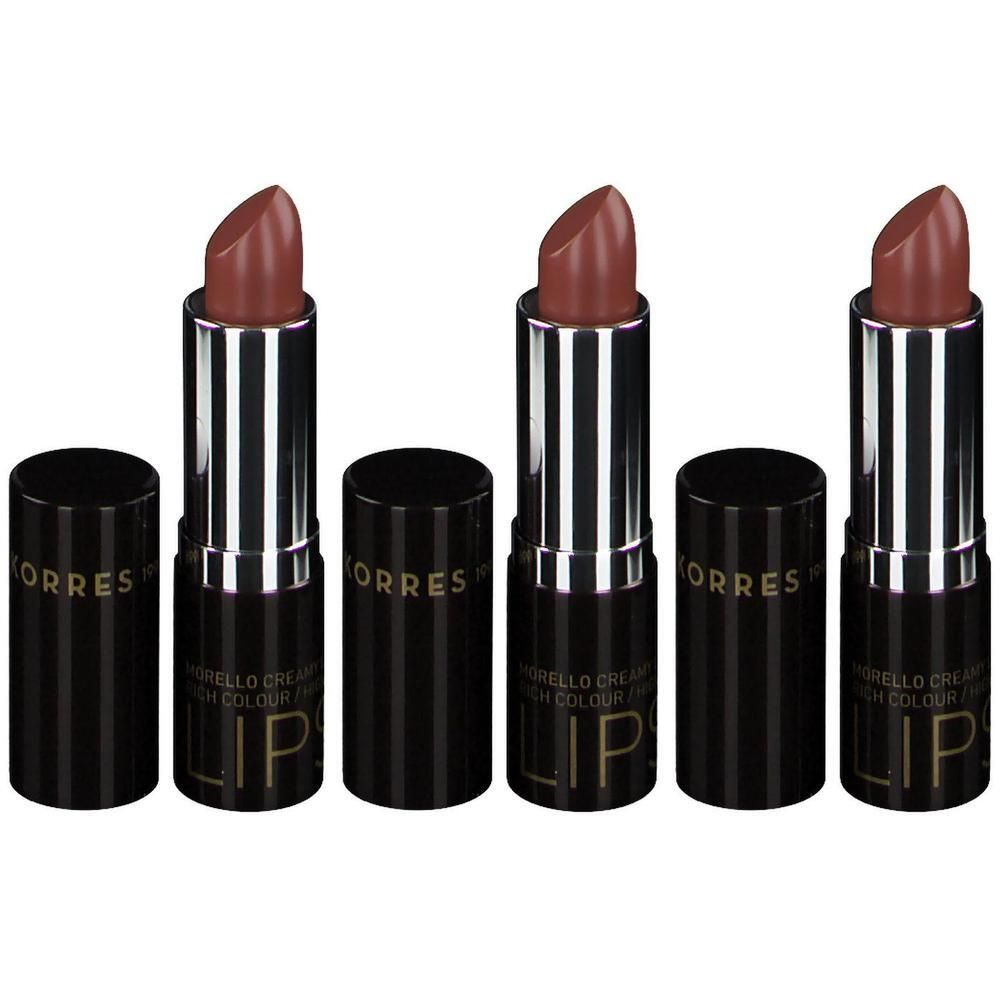 Trois rouges à lèvres Korres Morello Creamy Mocha Brown, tubes argentés, capuchons noirs.