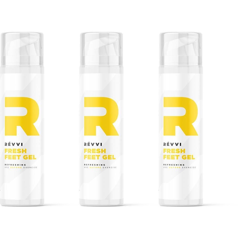 Drie witte doseerflessen met een geel 'R'-logo en de tekst 'RÉVVI FRESH FEET GEL'.