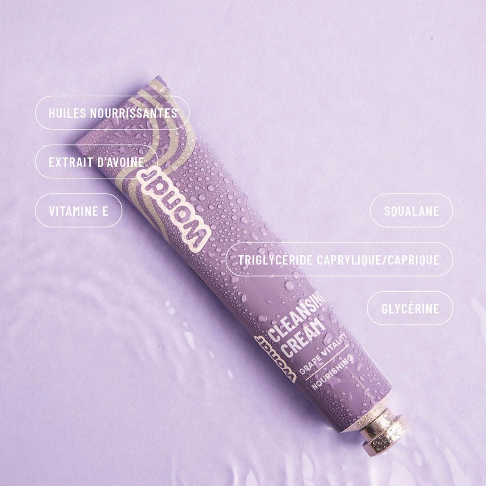 Tube violet WONDR Cleansing Cream Grape Vitality avec des gouttes d'eau, entouré d'eau.