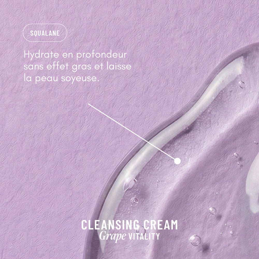 Gros plan de la texture de WONDR Cleansing Cream Grape Vitality avec étiquette d'ingrédient.