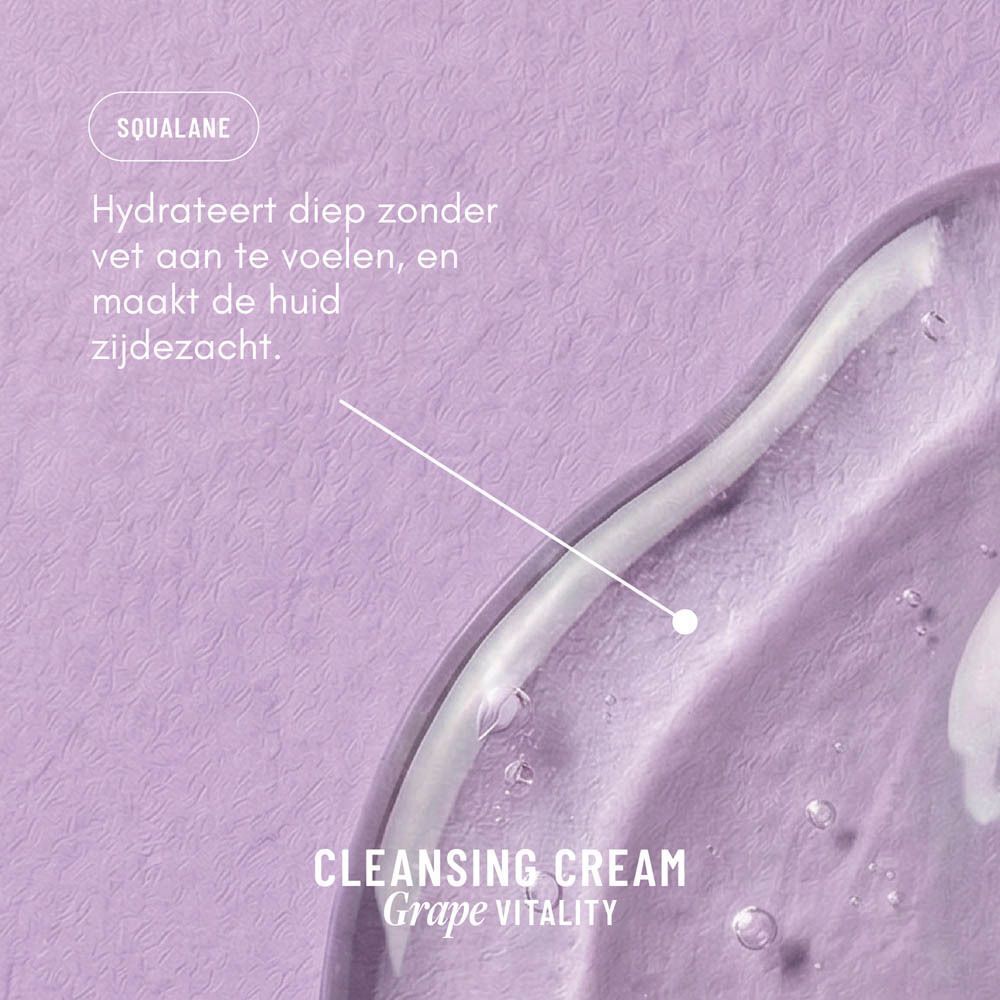 Close-up van de textuur van WONDR Cleansing Cream Grape Vitality met ingrediëntenlabel.